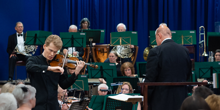 The SPO in Ashtead Peace Memorial Hall, with soloist Joshua Hugo von Bohlen 
      and conductor Mark Fitz-Gerald
